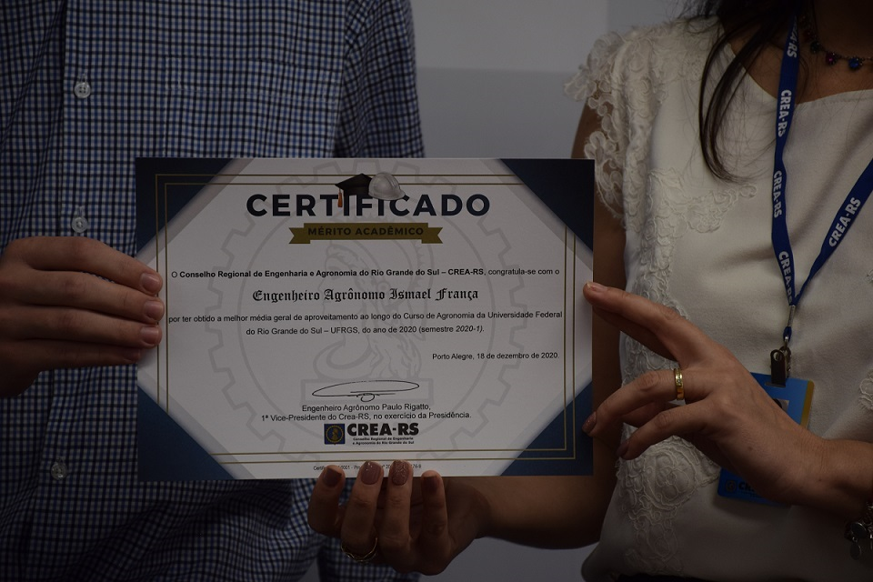 Primeiro Certificado do Mérito Acadêmico entregue em dezembro